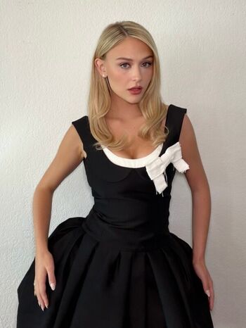 Alyvia Alyn Lind
