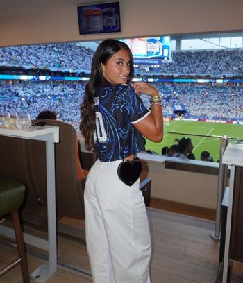Antonela Roccuzzo Wifelionel Messi