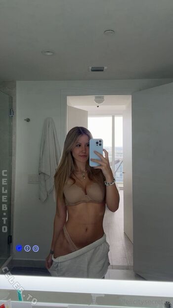 Full leaked Felicity smoak private onlyfans photo