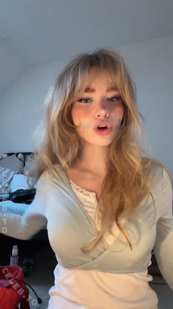 Full leaked Felinenyaa private onlyfans photo