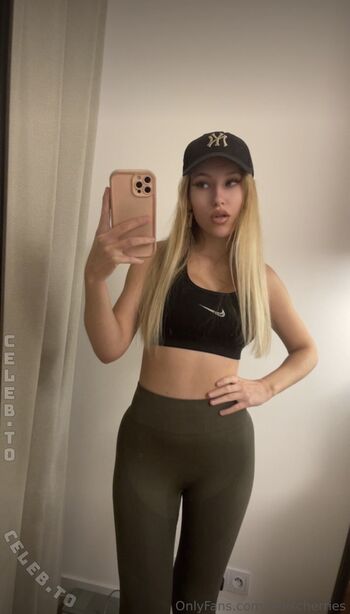 Full leaked Lenischerries private onlyfans photo