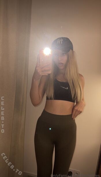 Full leaked Lenischerries private onlyfans photo