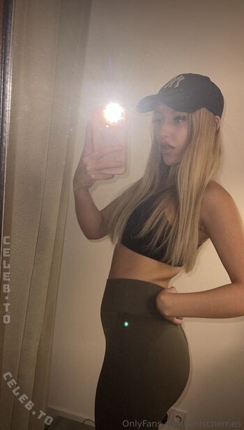 Full leaked Lenischerries private onlyfans photo