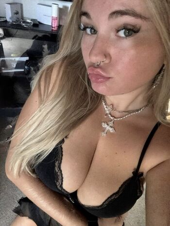 Lizzy_cherry21