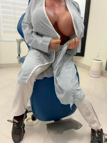 QueenMuscleBoobs